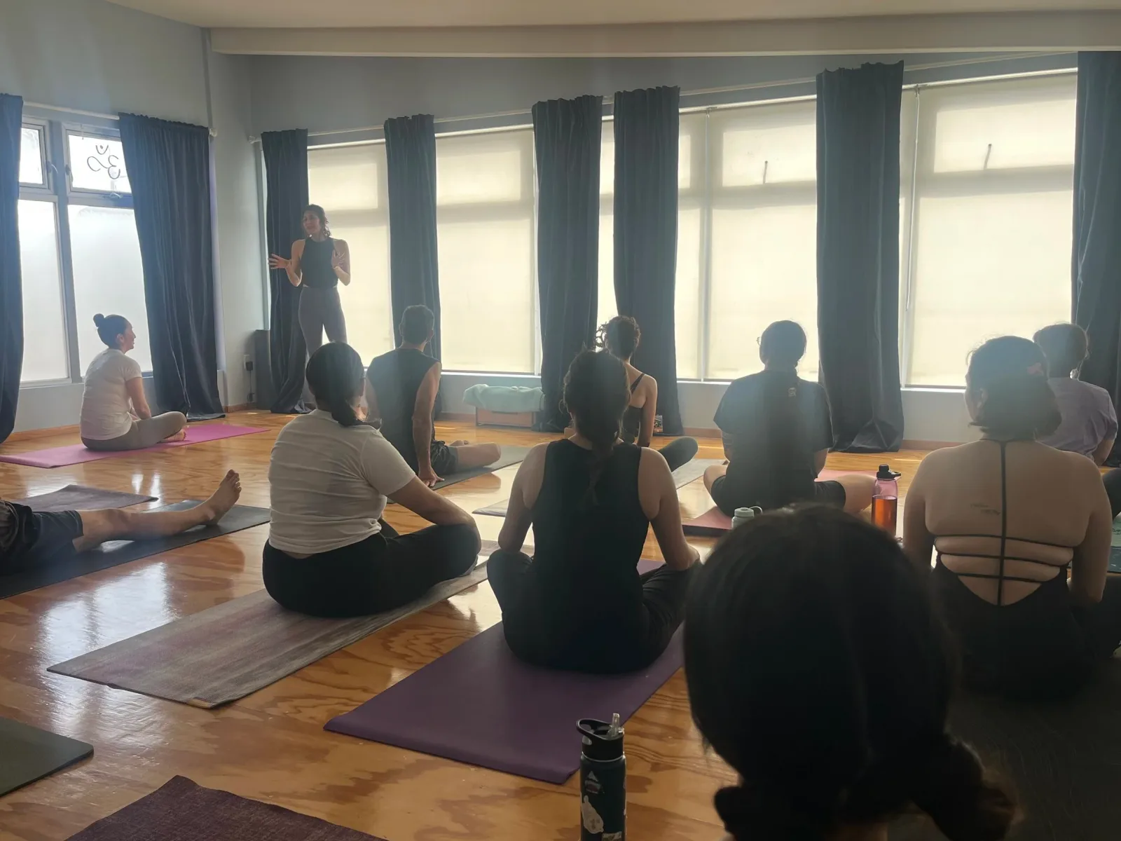 Clase de yoga en Jivamukti Yoga Tijuana.